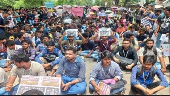 কোটা সংস্কার ও শিক্ষার্থীদের উপর হামলার প্রতিবাদে বিভিন্ন সড়ক অবরোধ